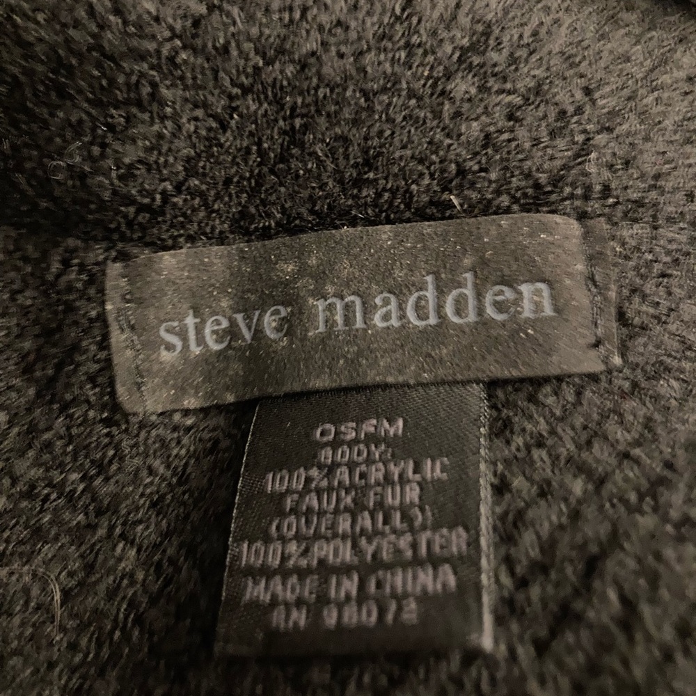 Black ladies poncho with faux trim neck by Steve Madden. Worn 1 time. OSFM - Picture 3 of 3